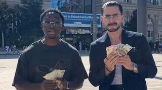 Der Anfang des Videos: Die beiden Mannheimer Jungunternehmer Kamiar Bar Bar (r.) und Maurice Impraim zeigen das Geld, das sie gleich verstecken werden.
