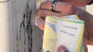 Ein dickes Bündel Geldscheine: Mehrere hundert Euro haben Kamiar Bar Bar und Maurice Impraim an Stromkästen, Schilder und Laternen geklebt.