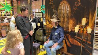 Beim Harry-Potter-Event dürfen Besucher in die Rolle junger Hogwarts-Schüler schlüpfen. Der sprechende Hut entscheidet über die Hauszugehörigkeit – ein interaktives Highlight für Fans der Zauberwelt.