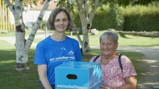 Marion Brandner (l.) vom Bürstädter Nabu hat sich auf Wespen und Hornissen spezialisiert. Sie versichert: Irgendwann im Herbst kehrt Ruhe ein im Rollladenkasten.
