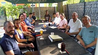 Gut besucht war die Sommerveranstaltung der Bürgerinitiative Stammtisch Centro Verde mit Sprecherin Claudia Mauser (3. von links) im Biergarten des Restaurants „Inspire“.