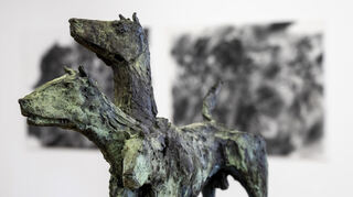 Hier Duttenhoefers Kunstwerk „Zerberus" vor einigen Bildern aus der Serie „Schwarze Zeichnungen".