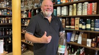 Alexander Bös gibt sein Spirituosengeschäft "Alex" in der Heidelberger Altstadt ab. Am besten verkauft wird der Heidelberger Melonen-Schnaps.