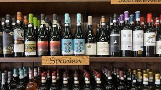 Auch Weine aus verschiedenen Ländern werden im "Alex" verkauft.