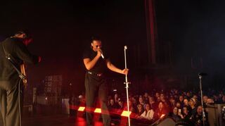 Die Premiere von „21 Gramm“ im Haßlocher Plopsaland: Apache 207 mit neuen Songs auf der Bühne.