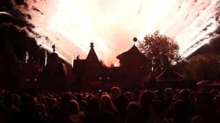 Ein sehenswertes Feuerwerk bildet den Abschluss der Apache-Release-Party im Plopsaland in Haßloch.
