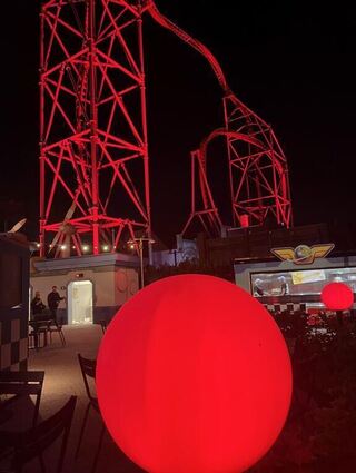In tiefes Rot getaucht: Die Achterbahn und sämtliche weiteren Attraktionen im Freizeitpark tragen am Donnerstagabend die Farben des neuen Apache-Albums.