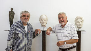 Duttenhoefer (l.) trifft Dudenhöffer: Die Städtische Galerie im Kulturhof zeigt in ihren Räumen und denen des Kunstvereins die Schau „Thomas Duttenhoefer: Die Gegenwart der Mythen Zeichnungen und Plastiken“. Links der Künstler, rechts Galerieleiter Franz Dudenhöffer vor den Statuetten „Karl Krolow", „Thomas Bernhard" und „Nelly Sachs".