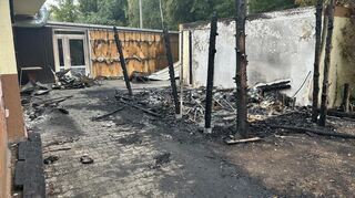 Beim Anblick der verkohlten Überreste des Carports lässt sich erahnen, dass durch den Brand auch ein weitaus größerer Schaden hätte entstehen können.