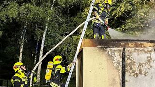 Mehrere Trupps der Feuerwehren der Verbandsgemeinde Rheinauen rückten den Flammen unter Atemschutz zu Leibe.