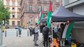 Vor und nach der Verhandlung am Amtsgericht hatten propalästinensische Aktivisten einen Stand vor dem Amtsgericht aufgebaut.