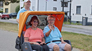 Mit Gute-Laune-Garantie: Siegfried Gebhardt (v.l.) fährt Monika Ebeling und Carmen Davila ganz spontan eine kleine Runde in der Rikscha.