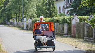 Durch den Wald rollt Siegfried Gebhardt besonders gerne: Hier geht’s vorbei am Wasserwerk Bürstadt mit Corinna Busalt vom „Südhessen Morgen“.