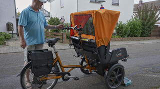 Zum Ein- und Aussteigen fährt Siegfried Gebhardt das Trittbrett vorne runter.