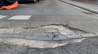 Auch an der Ecke Holzstraße/Neubaustraße hat die Tiefbaufirma die Straße nicht so geschlossen, wie es sich die Stadt vorstellt.