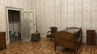Das Schlafzimmer von König Ludwig auf dem Schloss Villa Ludwigshöhe hat in etwa so ausgesehen. Die Tapete, der Boden und die meisten Möbel sind Originale. Die Toilette wurde erst etwa 50 Jahre später eingebaut.