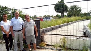 Die Bezirksbeiräte Stephanie Langenfelder (v. l.)und Aljoscha Kertesz sowie Ralf Vogel vom Kleingartenverein machen sich Sorgen um den Baufortschritt am zukünftigen Jugendtreff in Neuhermsheim.