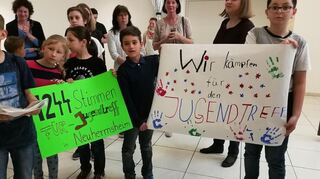 Bereits 2019 haben Kinder und Jugendliche vor der Stadtratssitzung eine Petition mit Unterschriftenlisten an die damalige Bürgermeisterin Ulrike Freundlieb überrreicht.