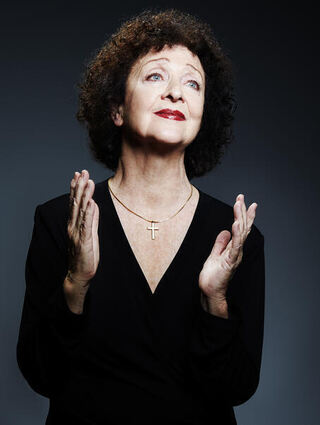 Eine Institution: Regina Steegmüller spielt achtmal Edith Piaf.Bild: KulturNetz