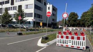Blick aus der neuen Robert-Funari-Straße. Für viele Besucher des Ärztehauses sind die Absperrungen nicht nur ärgerlich, sondern ein kaum zu überwindendes Hindernis.