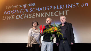 Preiswürdige Szene: Die Auszeichnenden Daniela und Michael Kötz umrahmen den Ausgezeichneten Uwe Ochsenknecht (Mitte).