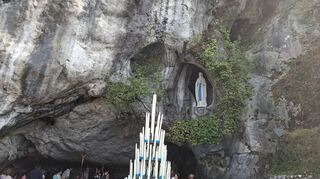 Die Grotte von Lourdes, in der Bernadette 1858 ihre Erscheinung hatte. Wo sie die Gestalt gesehen haben will, da steht seit 1864 eine Marienstatue.