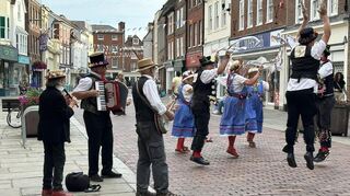 Morris-Tänzer vor dem Rathaus in Chichester.