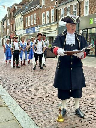 Die Morris-Tänzer pausieren und lauschen Stadtschreier Richard Plowman.