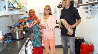 Gekocht wurde zu Dritt: Sultana Jahan Khan (von links), Claudia Sam und Quartiermanager Daniel Bockmeyer.