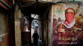 Ein Plakat des Hamas-Sprechers Abu Obeida. (Archivbild)