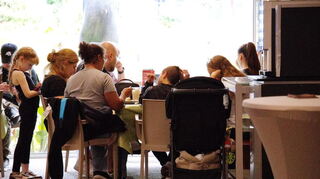 Auch Familien können sich im Begegnungscafé wohlfühlen.