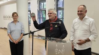 Bei der Vorstellung der Medaille: Prof. Thomas Duttenhoefer (M.), Feuerbach-Kuratorin Mira Hofmann (l.) und Vizevorsitzender Hans Georg Arnold (r.).