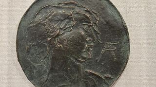 Auf der Vorderseite der Medaille ist ein Porträt von Anselm Feuerbach zu sehen.