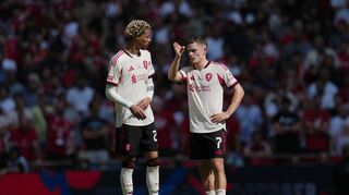 Die Ex-Bundesligastars Hugo Ekitike (l) und Florian Wirtz spielen jetzt in England - wie so viele andere auch.
