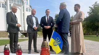Die Fraktionschefs Spahn und Miersch in der Gedenkstätte für die Opfer der russischen Besatzung in Butscha.