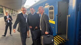 Spahn und Miersch werden bei ihrer Ankunft in Kiew vom deutschen Botschafter Jäger begrüßt.