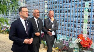 Zum Auftakt ihres Besuchs gedenken Spahn und Miersch der gefallenen Soldaten.