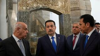 Mohammed al-Sudani (Mitte), Ministerpräsident des Irak, bei der Wiedereröffnung der Al-Nuri-Moschee in Mossul.