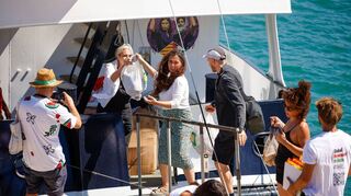 Die Gaza-Hilfsflotte hat wegen schlechten Wetters ihre Fahrt unterbrochen.