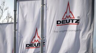 Deutz-Fahnen im Wind - über ihnen am Himmel fliegen bald vielleicht Drohnen, die Komponenten aus firmeneigener Produktion enthalten.