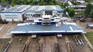 Die neue Rheinfähre Altrip auf dem Gelände der Lux-Werft in Monsdorf bei Bonn. Ab Ende Oktober soll sie zwischen Altrip und Mannheim-Neckarau pendeln.