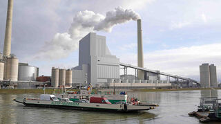 Das alte Fährschiff soll verkauft werden, sobald sich der Nachfolger im Betrieb zwischen Altrip und Neckarau (im Hintergrund das Großkraftwerk Mannheim) bewährt hat.