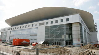 Kurz vor der Fertigstellung: die SAP Arena mit ihrer Fassade aus Glas und Aluminium sowie der imposanten Dachkonstruktion.