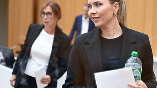 Eve Laur, die Schwester von Rouven Laur, im Gerichtssaal. Im Hintergrund: Petra Laur.