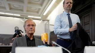 Delling und sein Verteidiger vor dem Landgericht.