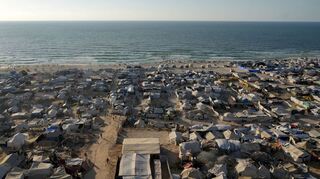 Ein behelfsmäßiges Zeltlager für vertriebene Palästinenser nahe Gaza