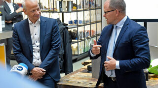 Bundesumweltminister Carsten Schneider (rechts) lässt sich von BASF-Chef Markus Kamieth das Ludwigshafener Stammwerk und seine Klimaprojekte zeigen.