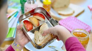 Kinder mit wählerischem Essverhalten aßen laut der Studie eher Fleisch, Fisch und Obst, wenn dieses in der Schulkantine auf dem Teller kam. (Symbolbild)
