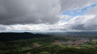Langsam hält schon der Herbst im Südwesten Einzug, wie auf diesem Foto in Ochsenwang am Rand der Schwäbischen Alb.