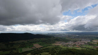 Langsam hält schon der Herbst im Südwesten Einzug, wie auf diesem Foto in Ochsenwang am Rand der Schwäbischen Alb.